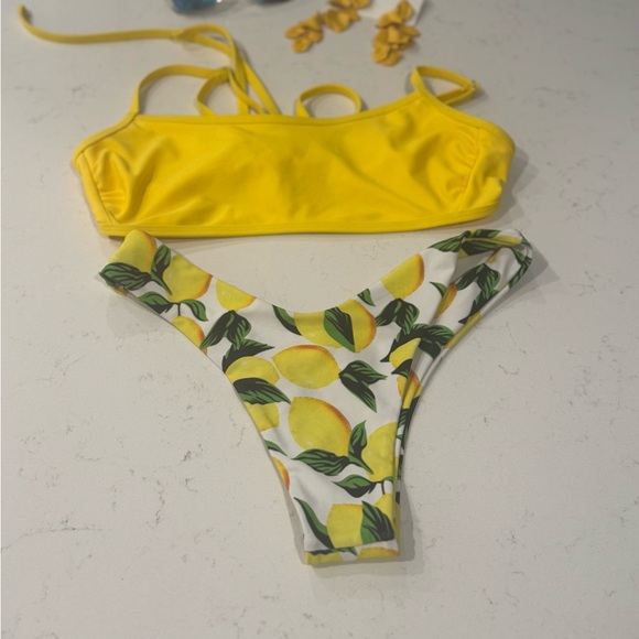 Yellow Lemon Print Bikini Set. For the love of LEMONS 🍋 - Picture 3 of 8